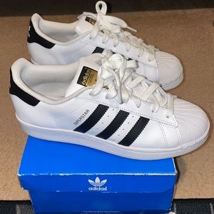 ADIDAS Superstar classics! White & Black in color. Size: 6 youth!
